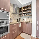 Cozy Unit Near Scotiabank Arena, Mtcc & Rogers Centre