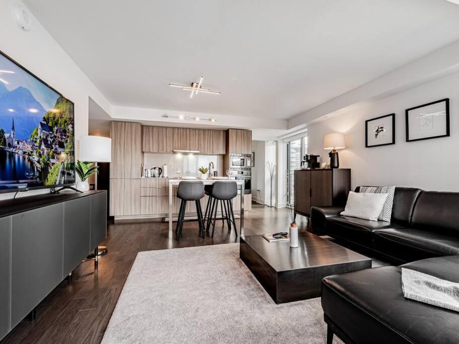 Luxury On Bay Street Apartment *