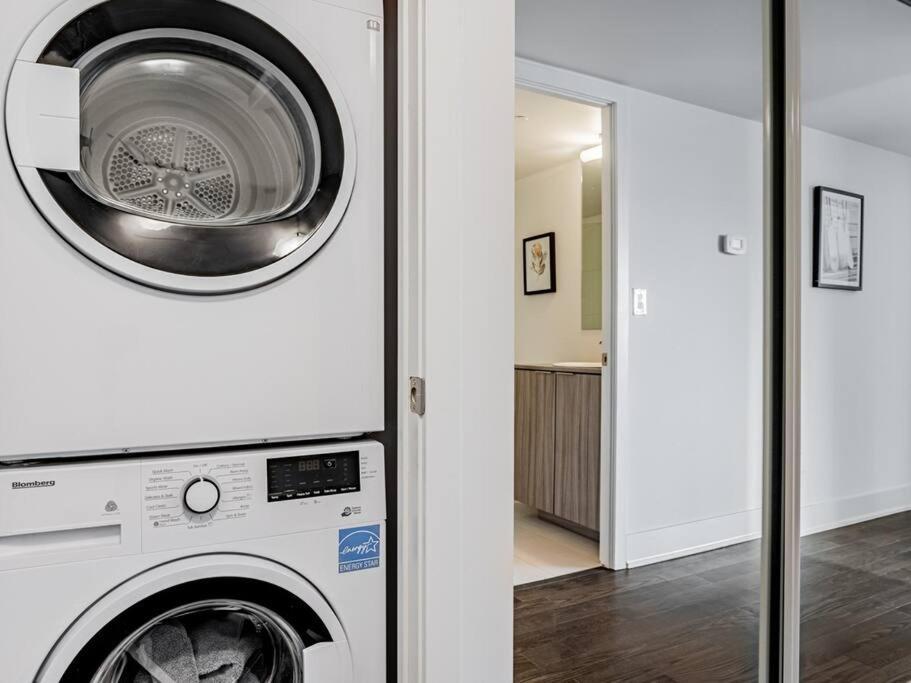 Luxury On Bay Street Apartment Toronto