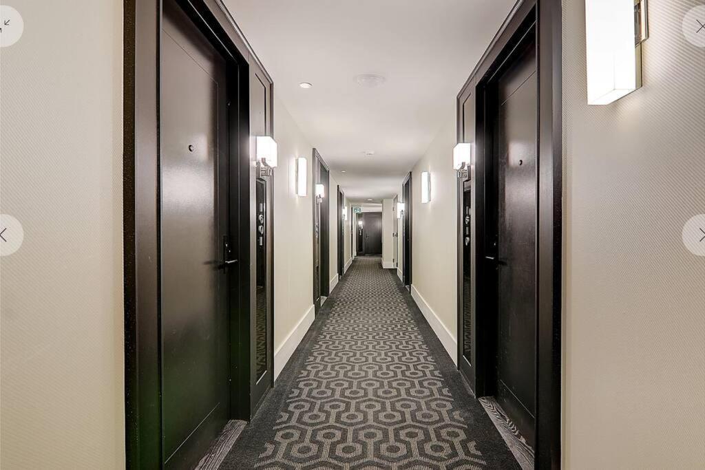 Luxury On Bay Street Toronto