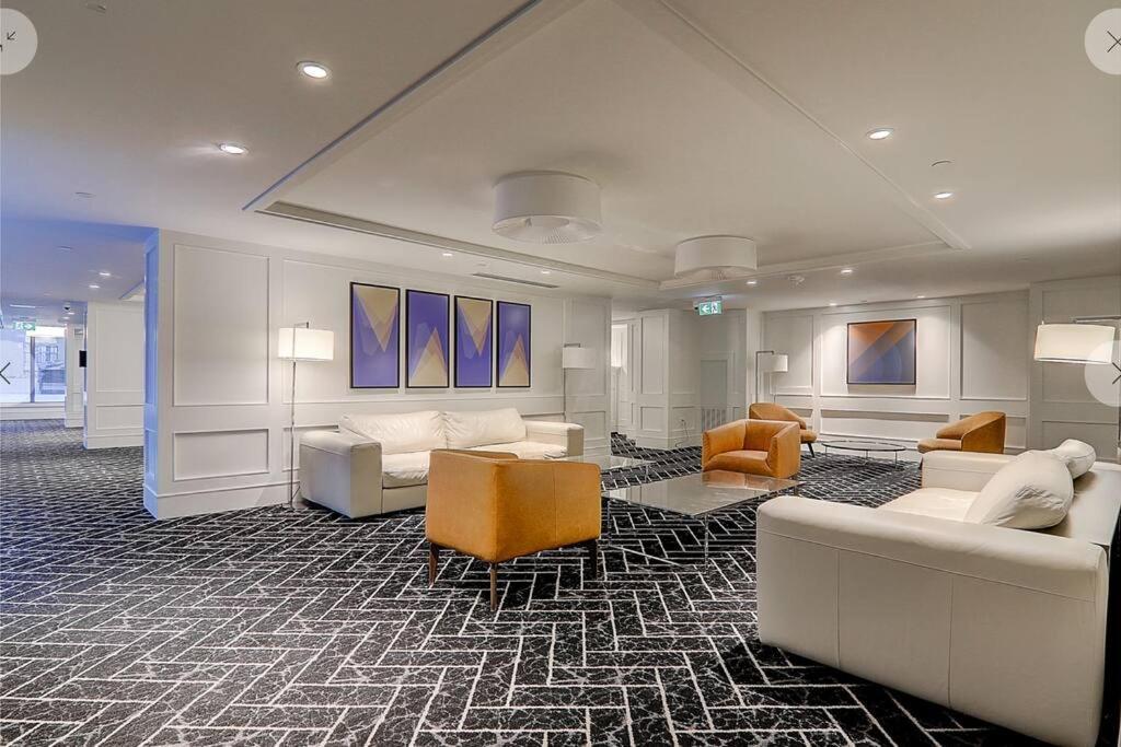 Luxury On Bay Street *