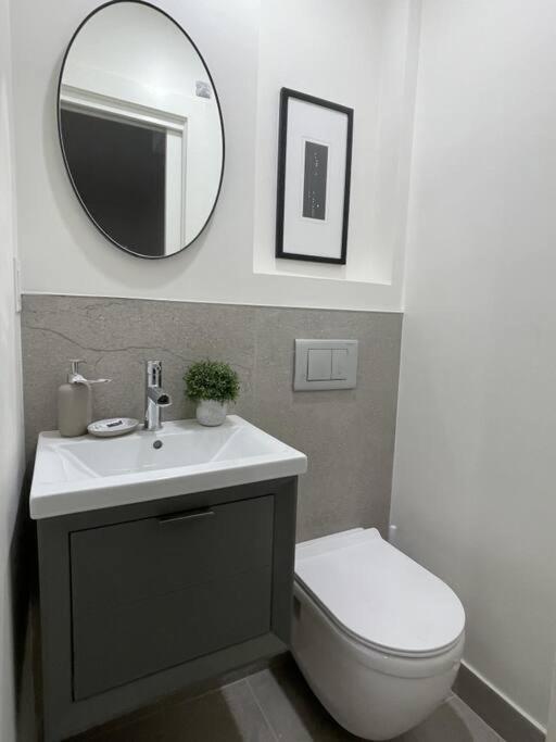 Chic 2 Bedroom With Parking * Toronto