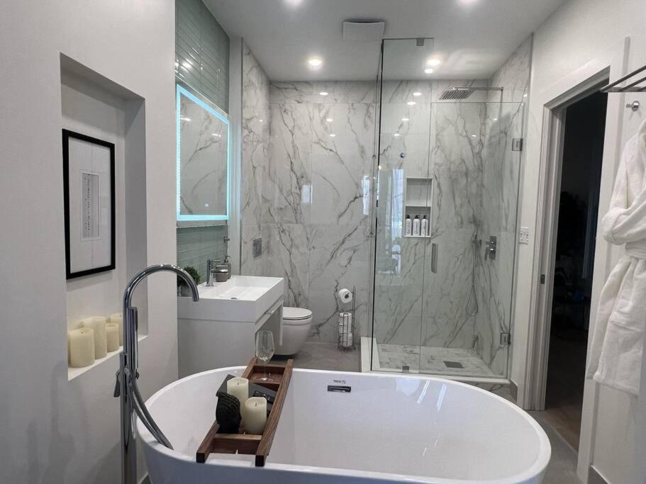 Chic 2 Bedroom With Parking Apartment