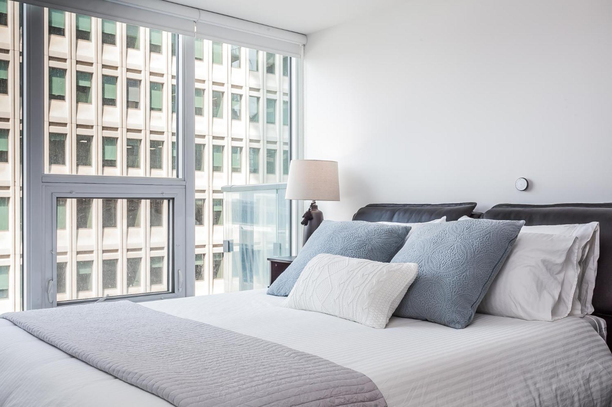 Apartment Luxury On Bay Street