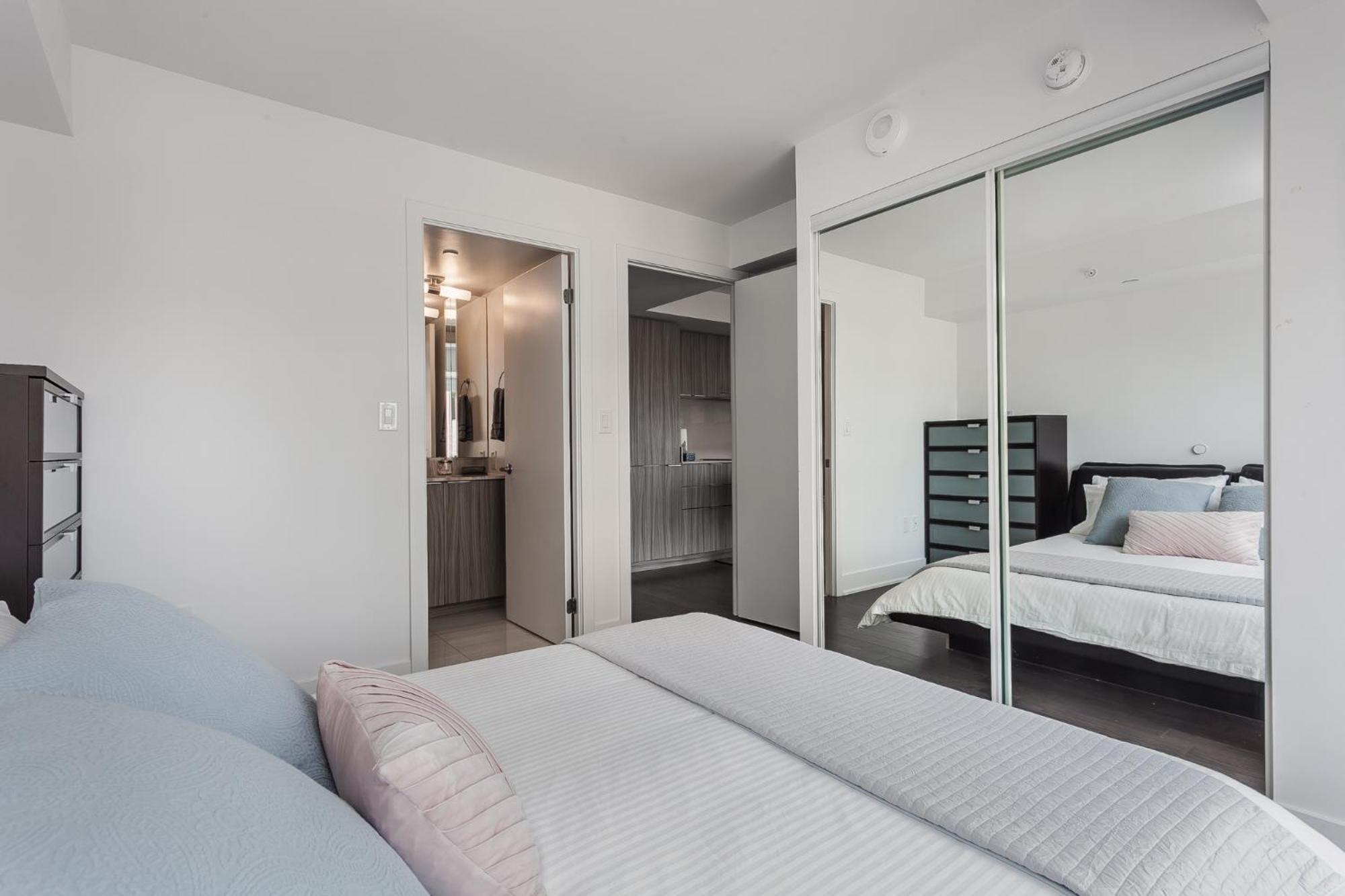 Luxury On Bay Street Toronto