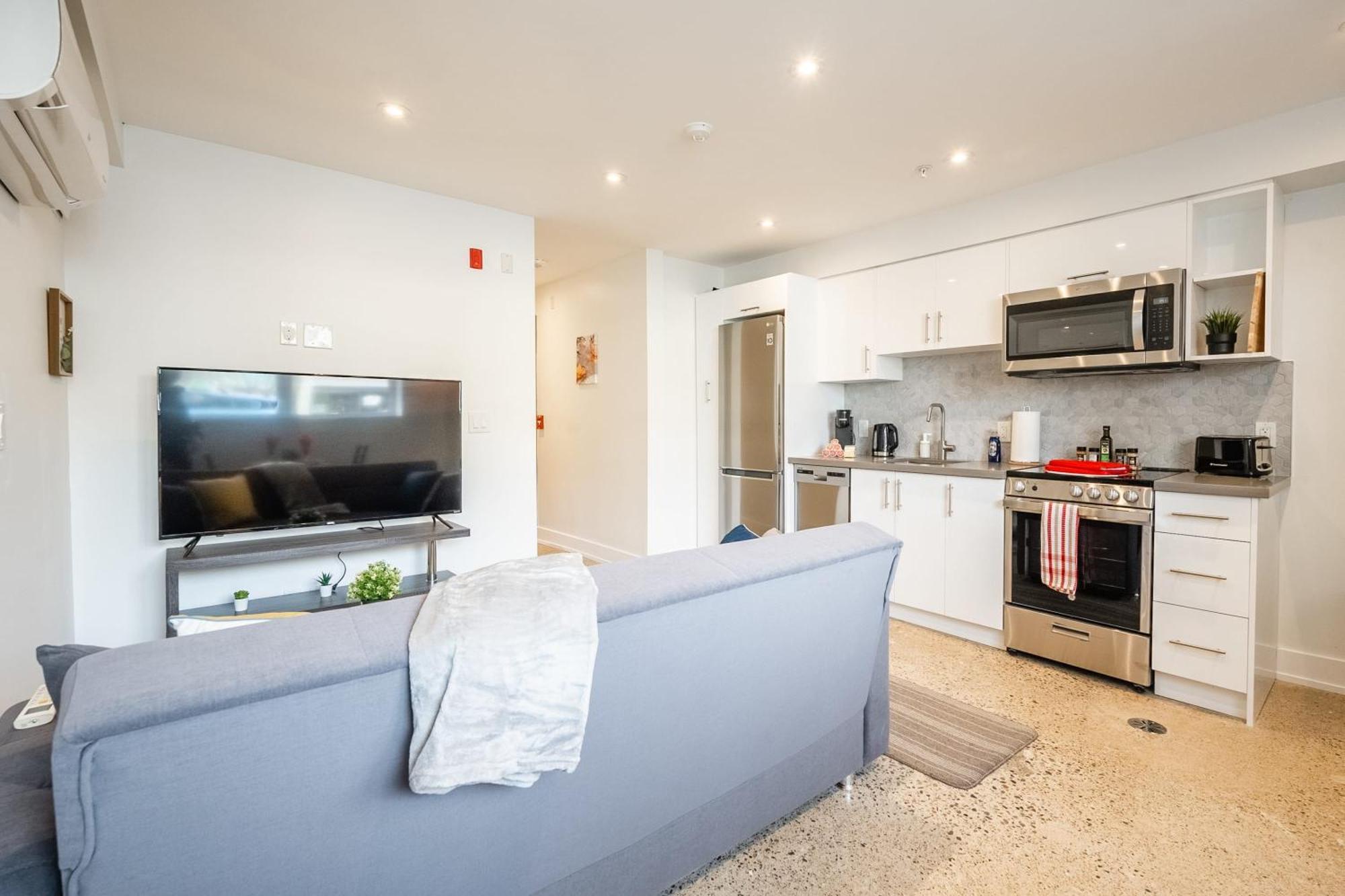 Modern 1br Stunning View Of Cn Tower Toronto