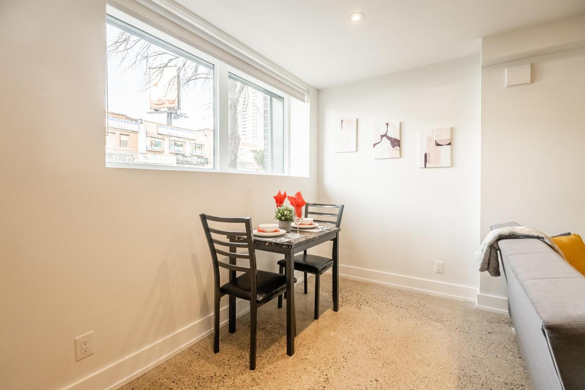 Modern 1br Stunning View Of Cn Tower * Toronto