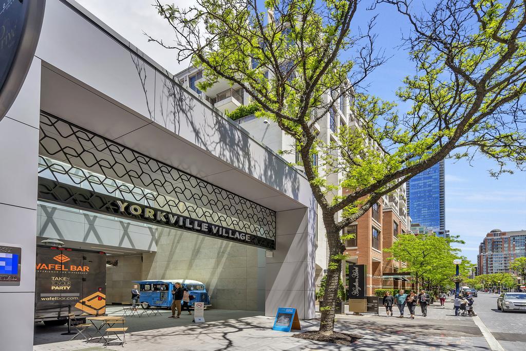 Enchantment In Yorkville Apartment *