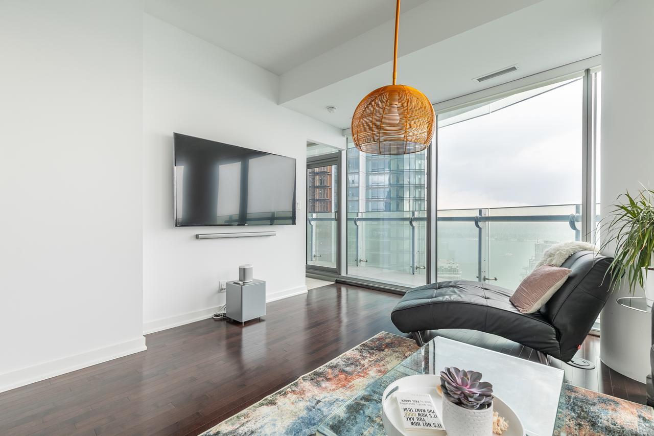 Executive Corner With Panoramic View *