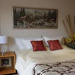 Bright Studio W Full Kitchen And Detached Bathroom