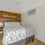 2 Bedroom Ground-Level Suite In A Bungalow With Full Kitchen, Parking, And 20 Mins To Downtown