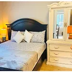 Cozy Private 1Bhk Apt On Main Floor
