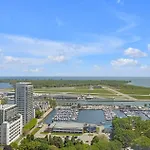 Breathtaking Lakeview Condo Free Parking