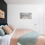 Large Victorian Sleeps 6 By Uoft
