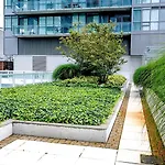 Spacious Condo Next To Cn Tower