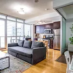 Spacious Condo Next To Cn Tower