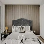 The Skyline Retreat By Instant Suites