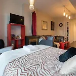 Applewood Suites - Entertainment District Studio
