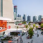 Classic & Trendy Yorkville Condo