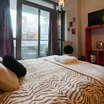 Applewood Suites - Entertainment District Studio