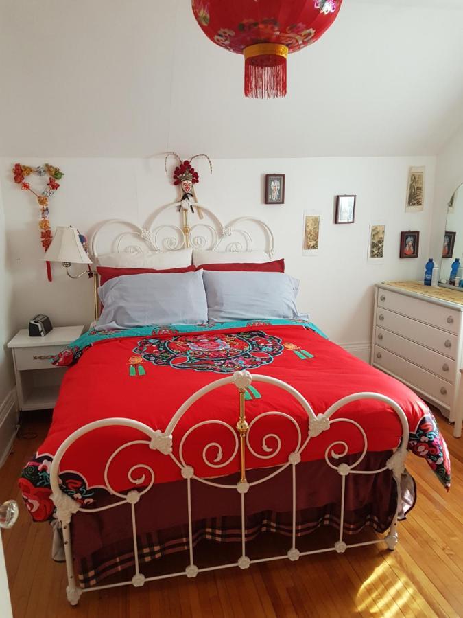 Bed & Breakfast The Owl House Toronto