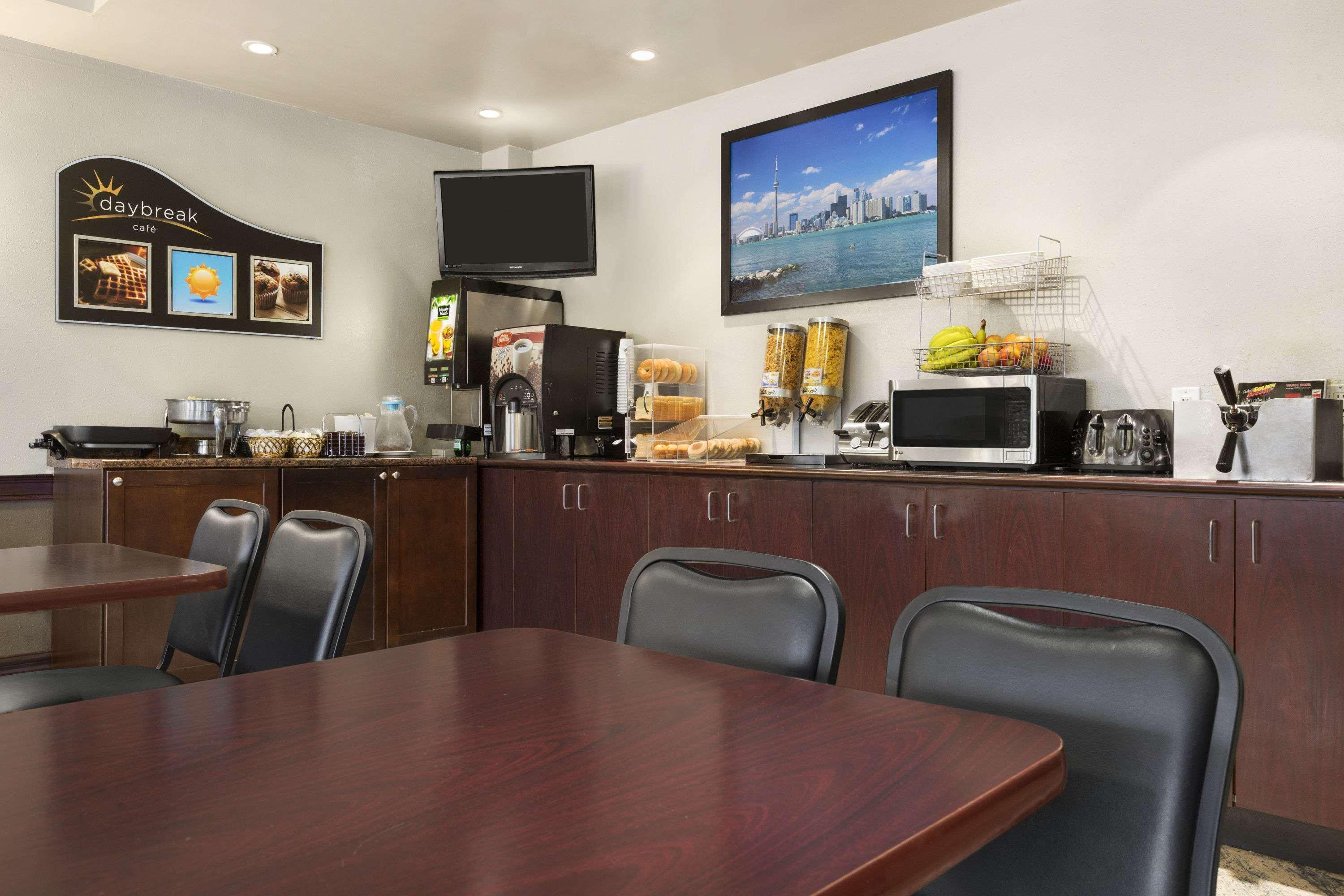 Days By Wyndham East Lakeview Hotel Toronto