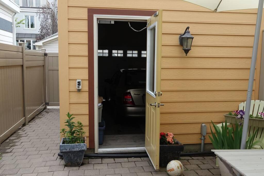 Bright Studio W Full Kitchen And Detached Bathroom Apartment