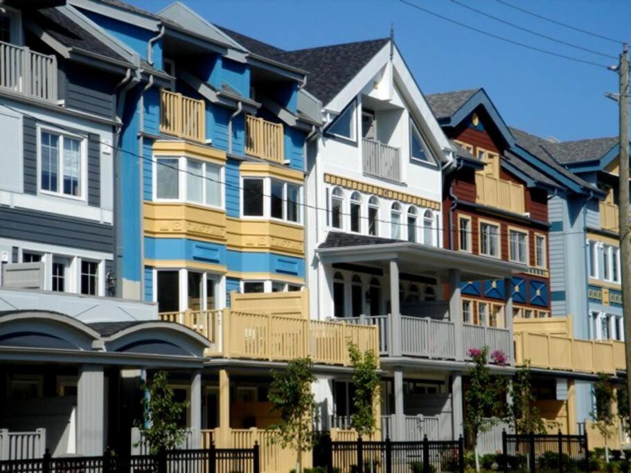 Bright Studio W Full Kitchen And Detached Bathroom Apartment Toronto