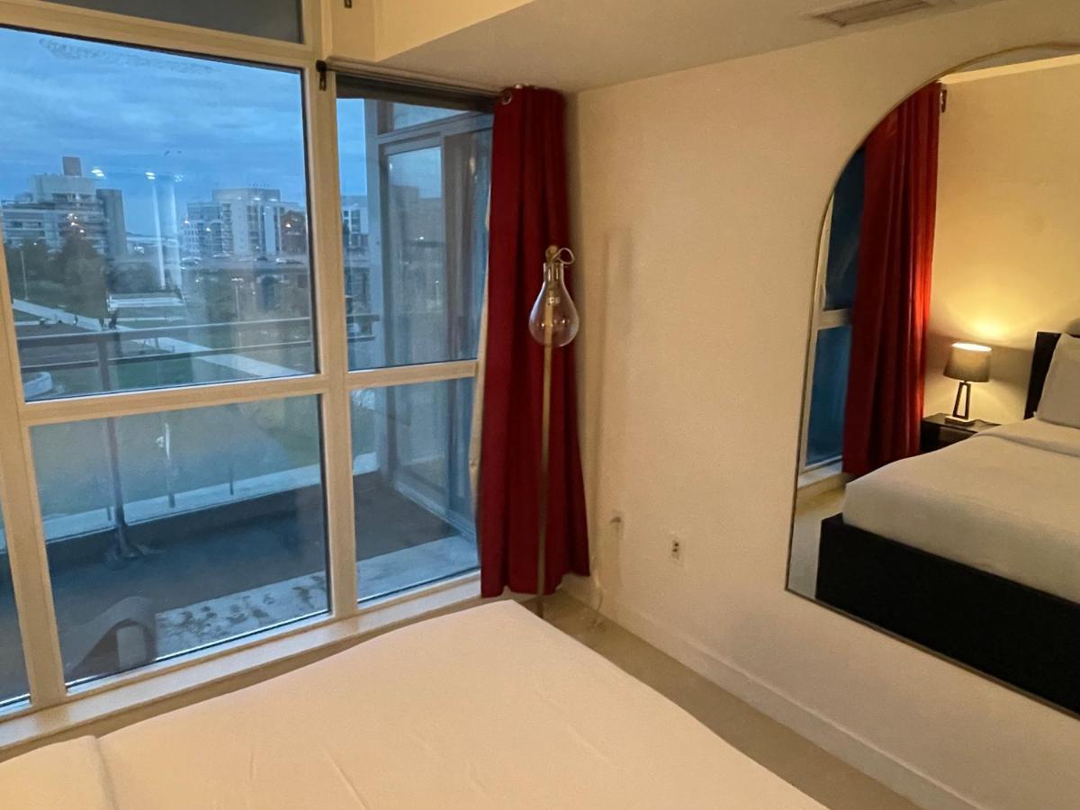Cozy Open Concept 2br 2bath W/parking -jays/cn Apartment Toronto