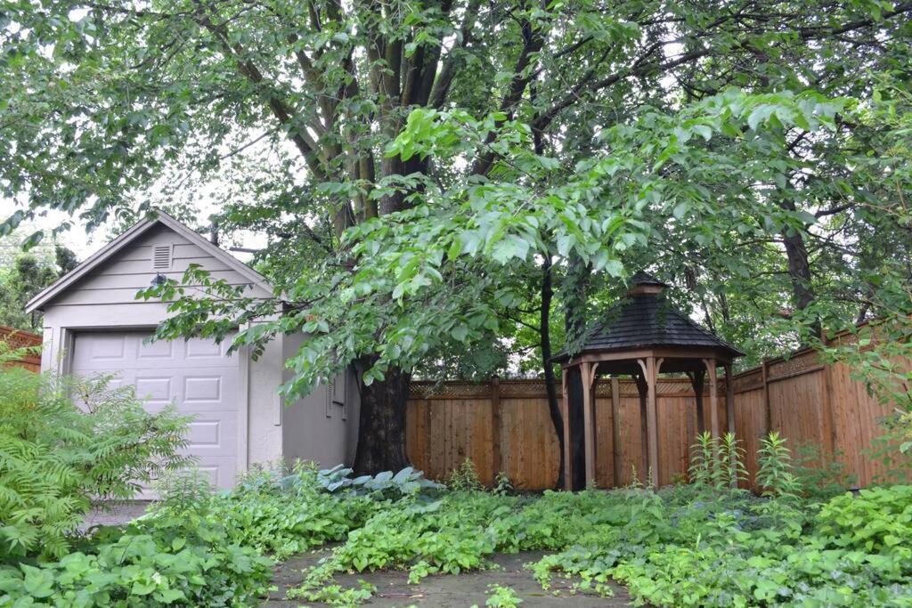 Guest house 2-bdrm Lovely - Sunnylea Prime -the Kingsway Toronto