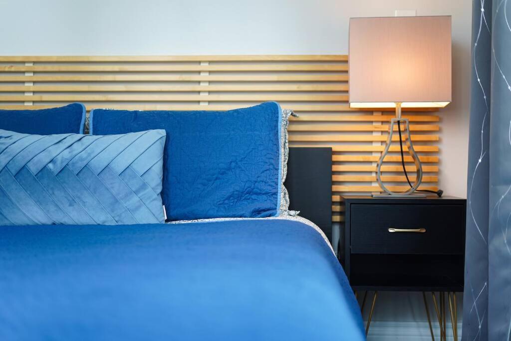 1504 Brand New Location 1br Den With Amazing View Apartment