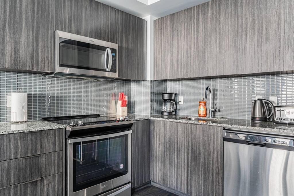 Spacious By Close To Pearson Airport, Free Parking! Apartment *
