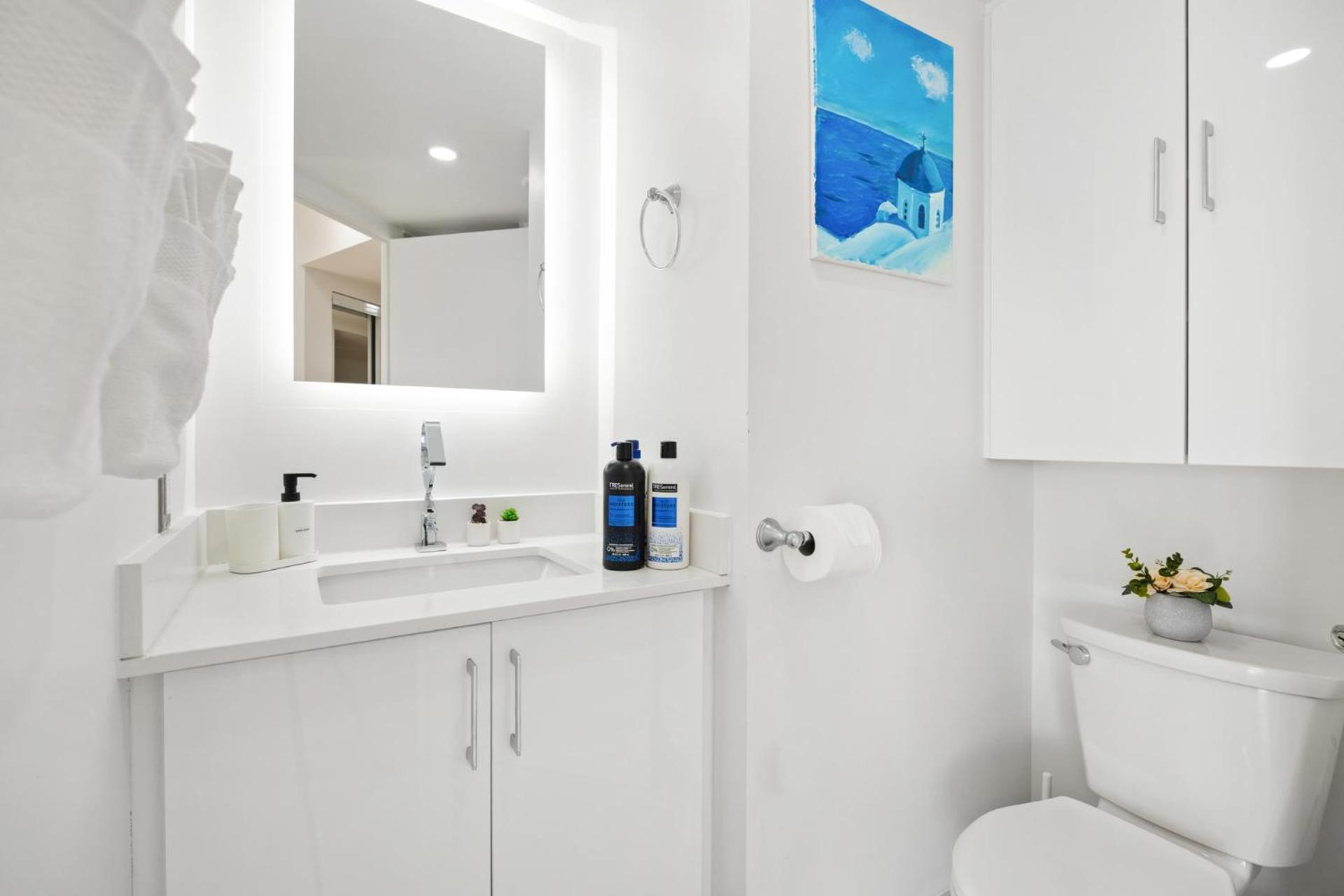 Holiday home Modern 2-bedroom W Floor To Ceiling Windows Toronto