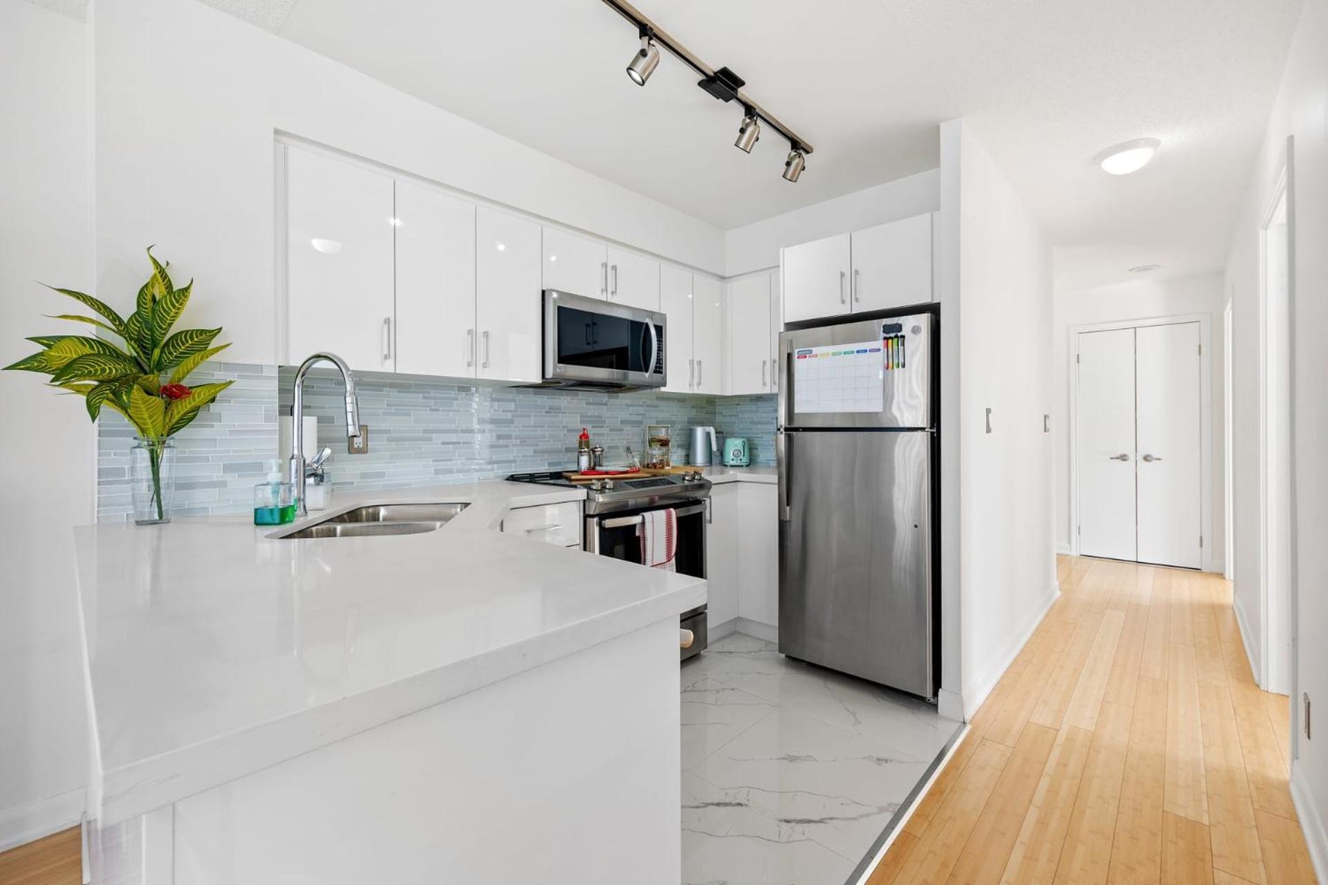 Modern 2-bedroom W Floor To Ceiling Windows Toronto