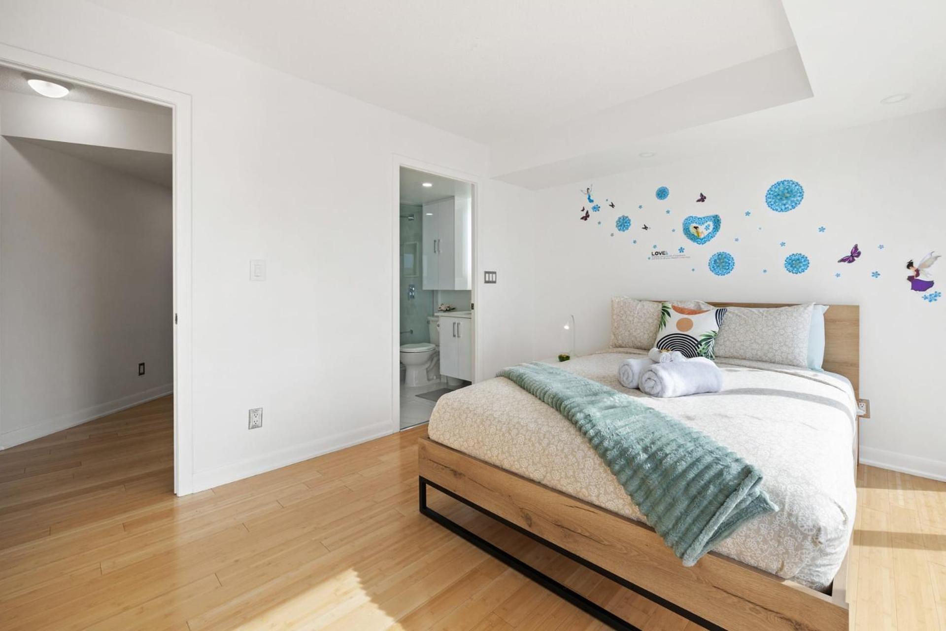 Modern 2-bedroom W Floor To Ceiling Windows * Toronto