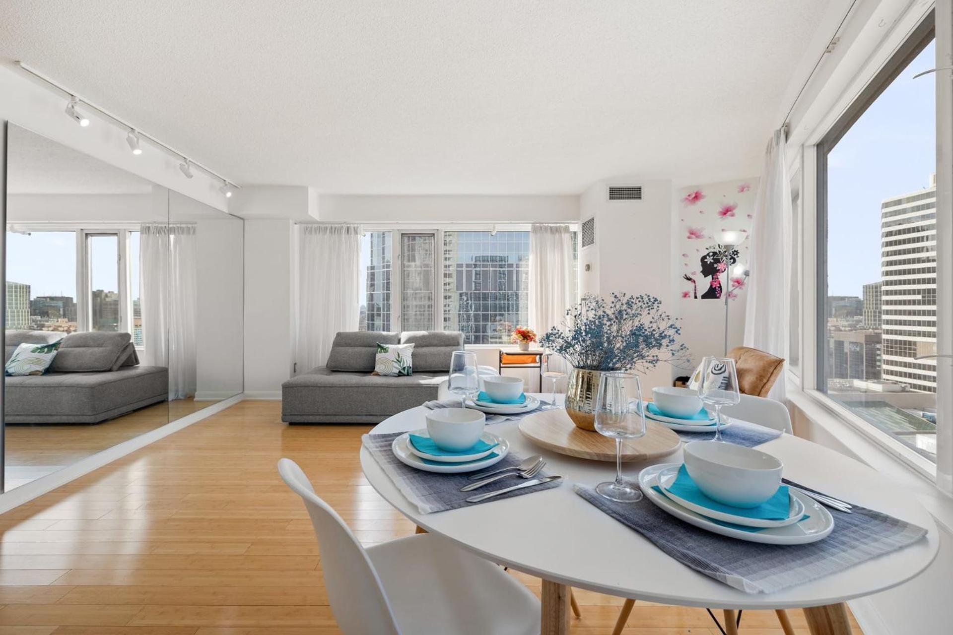 Holiday home Modern 2-bedroom W Floor To Ceiling Windows Toronto