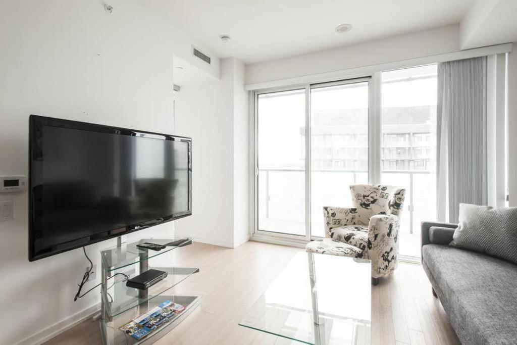 The Pinnacle - Downtown Entertainment District Apartment *