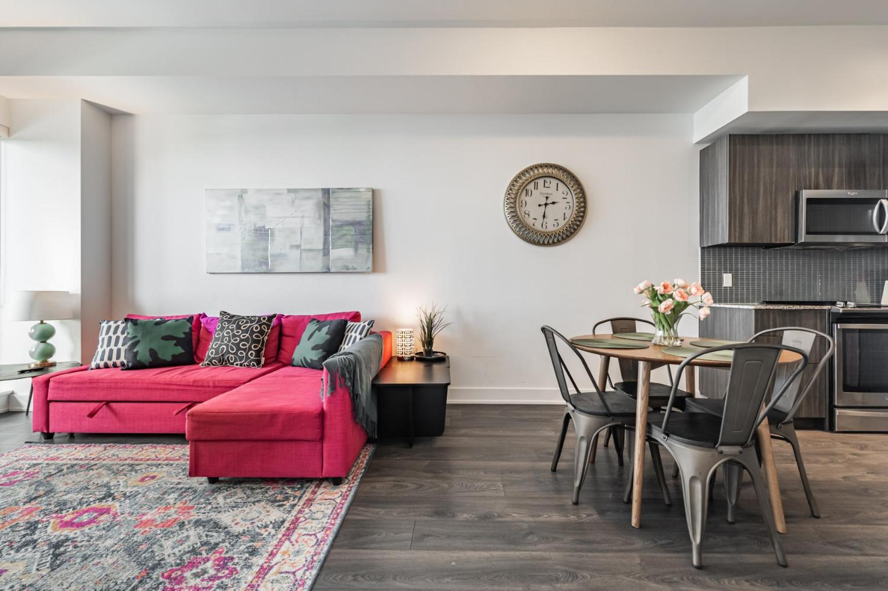 Apartment Spacious By Close To Pearson Airport, Free Parking!