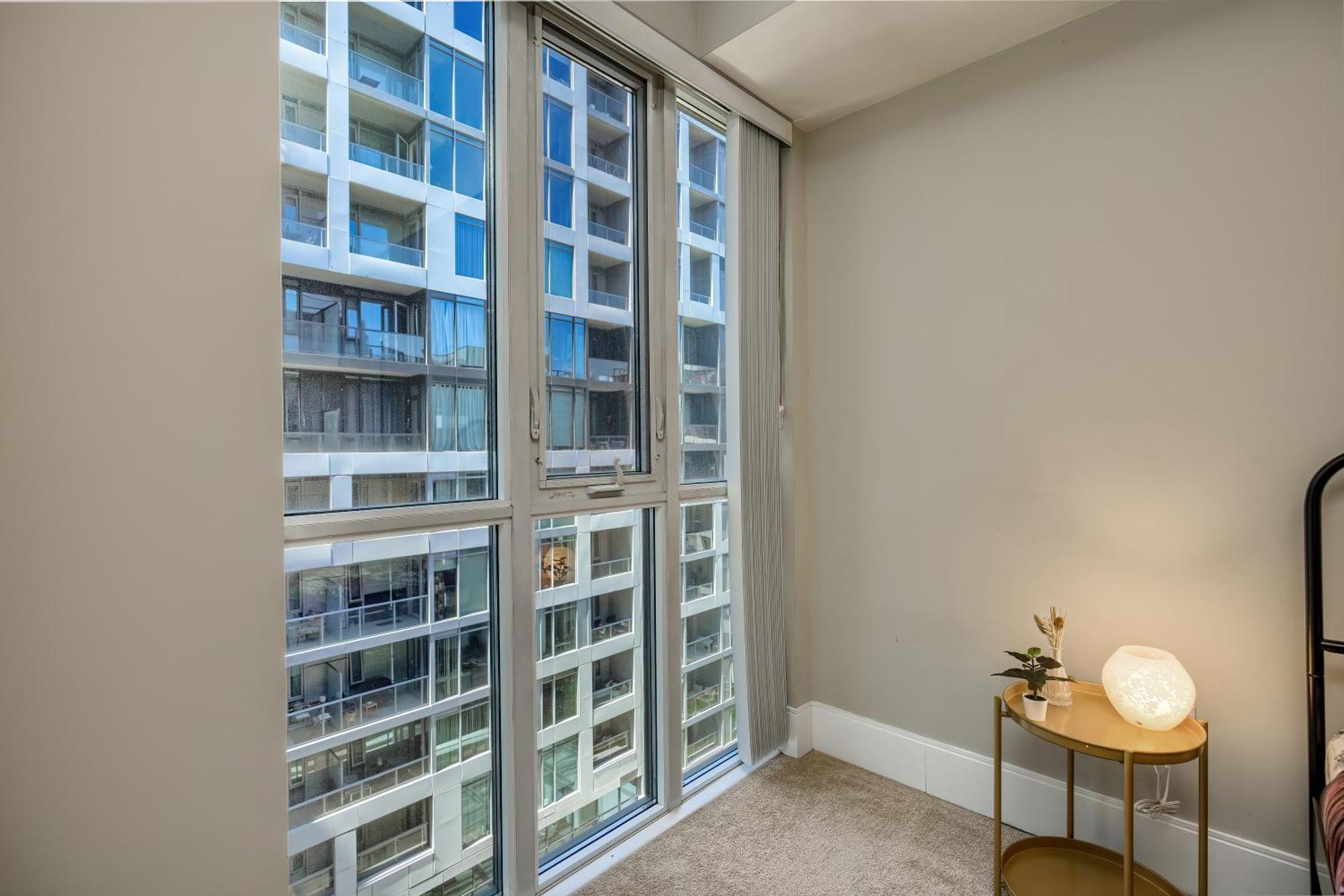 In The Heart Of Downtown Toronto! Apartment *
