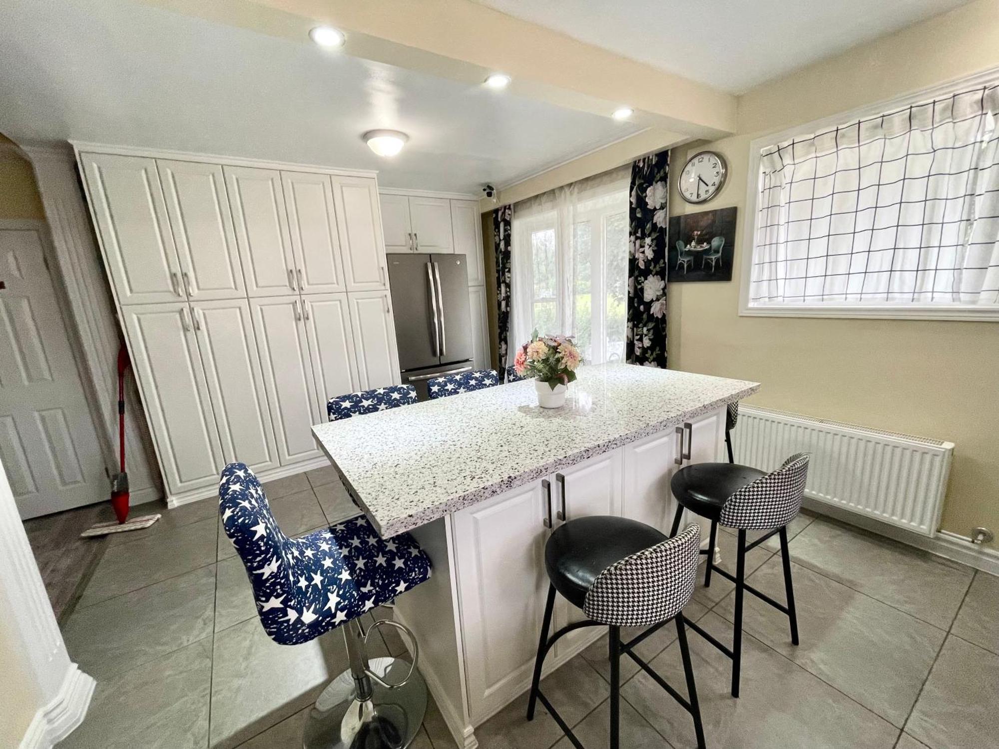 Homestay Bright&modern Space Perfect For Couple And Family Step To Public Transit In Toronto