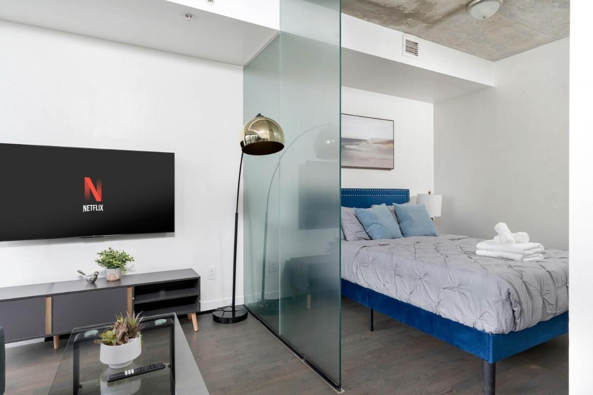 King St W Getaway Perfect For Food Lovers *