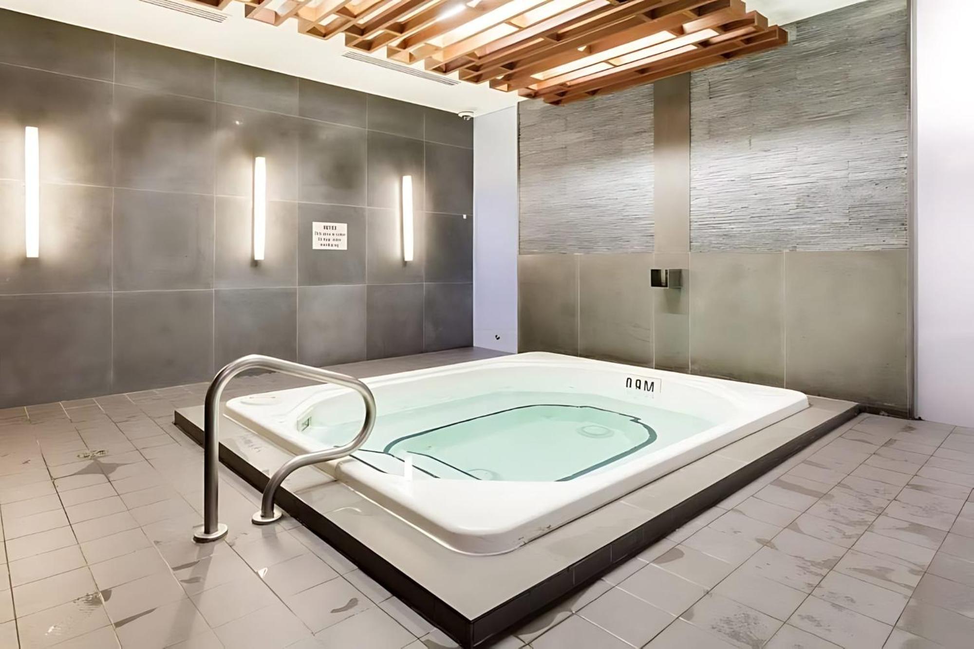 Spacious W Stunning Views Of Downtown * Toronto