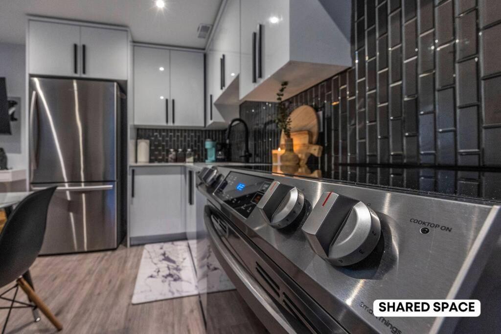 Apartment Retreat Private Pool & Cozy Master Bedroom Toronto