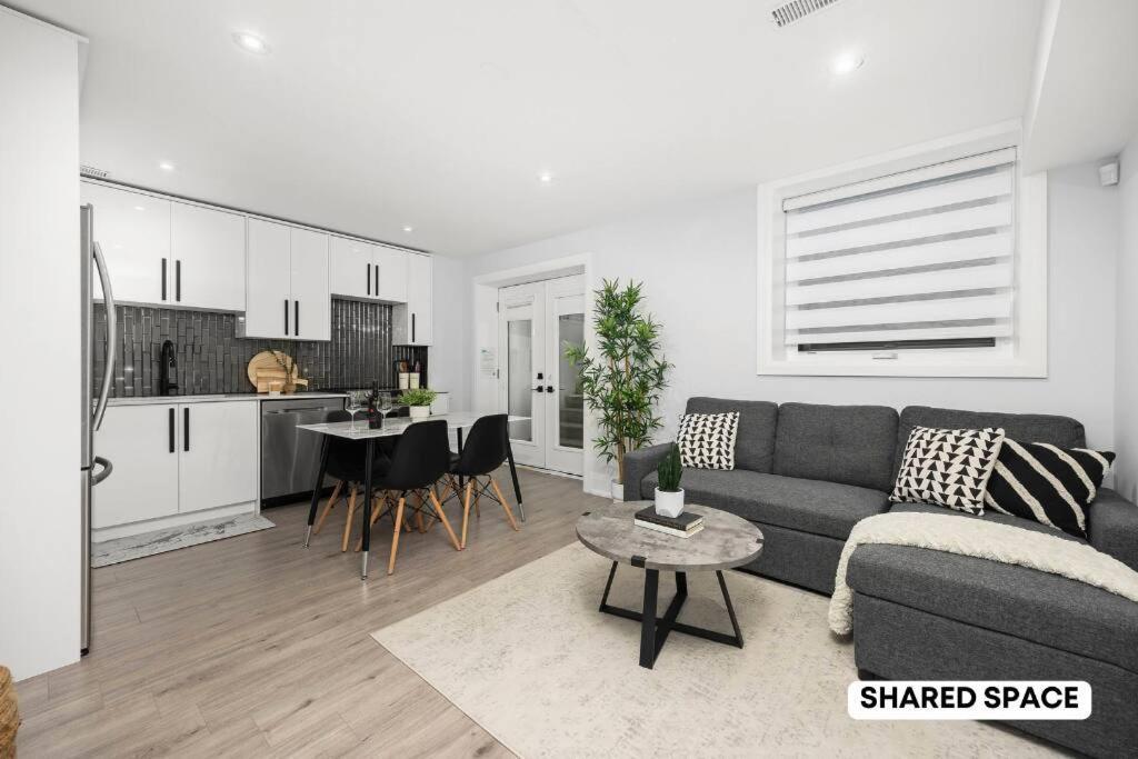 Retreat Private Pool & Cozy Master Bedroom Apartment Toronto