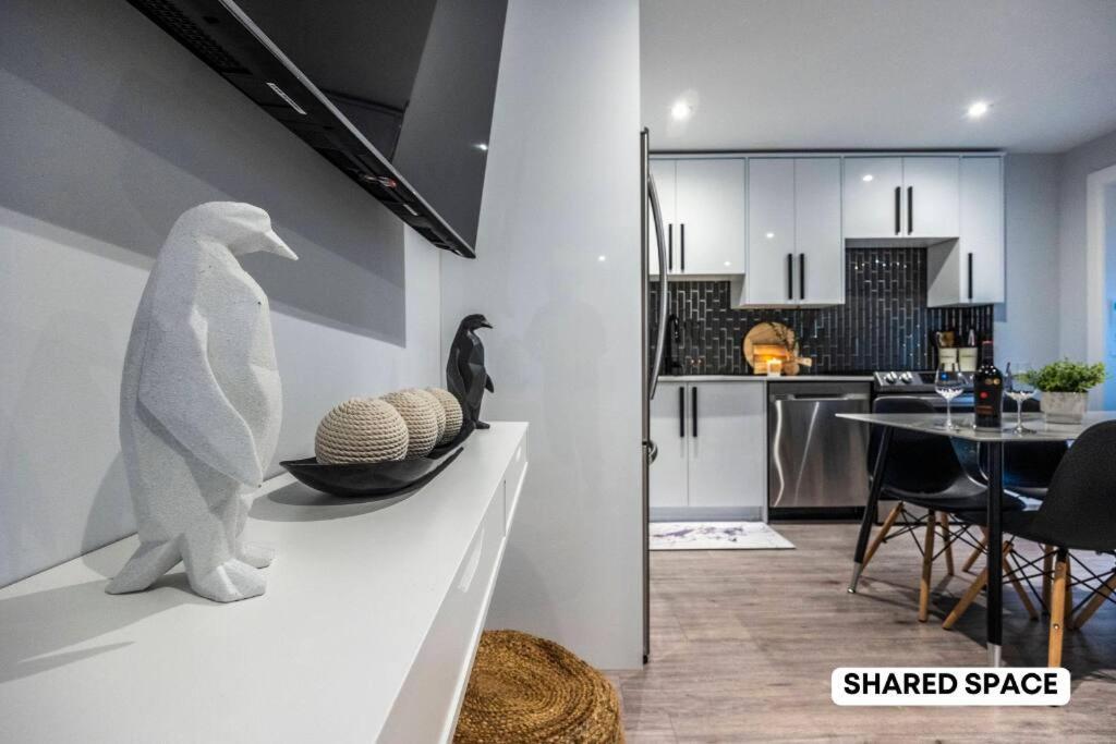 Apartment Retreat Private Pool & Cozy Master Bedroom Toronto