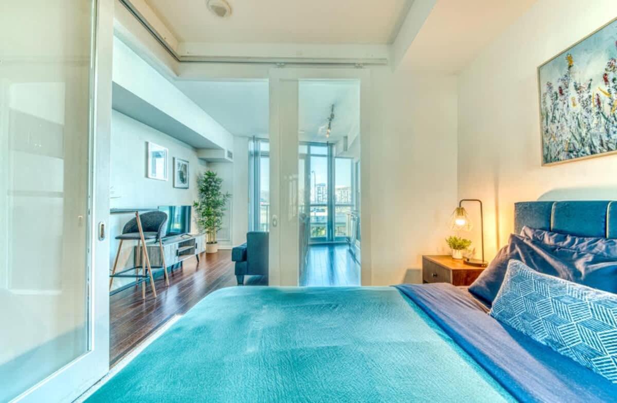 Convenient 1br Walk To Cn Tower Or Apartment