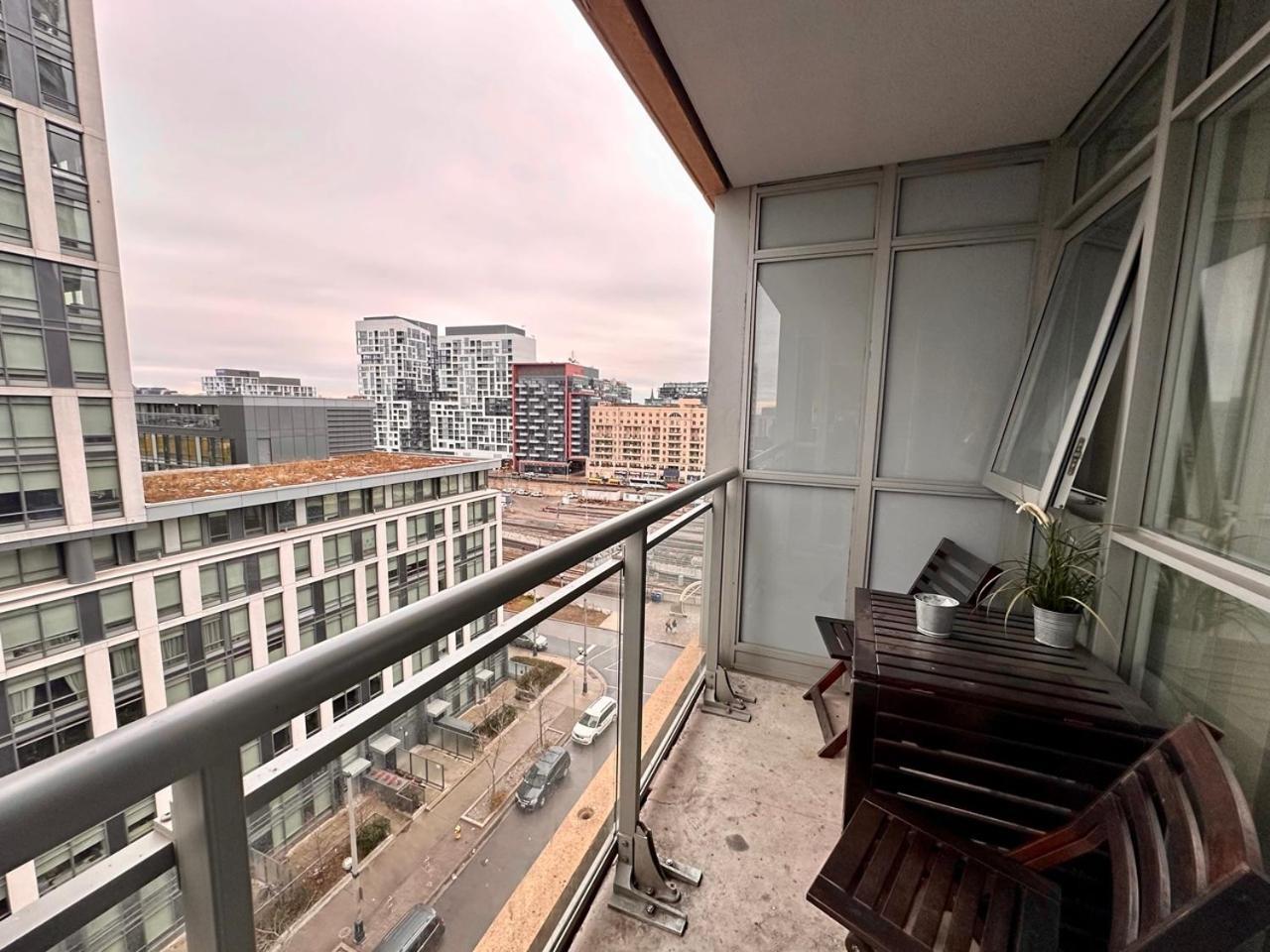 Apartment Comfy 1bdrm Den 2baths With 3 Real Beds Parking Toronto