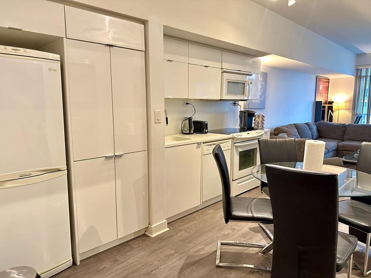 Comfy 1bdrm Den 2baths With 3 Real Beds Parking *