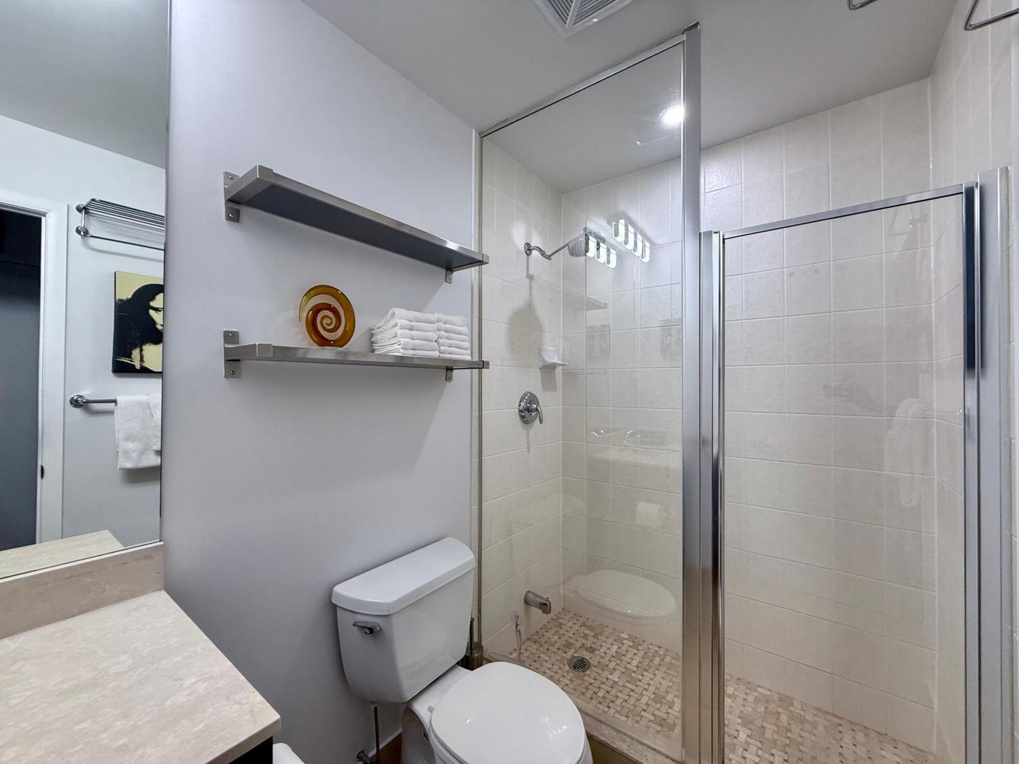 Murano - Bay & College - Fully Equipped Downtown Apartment *