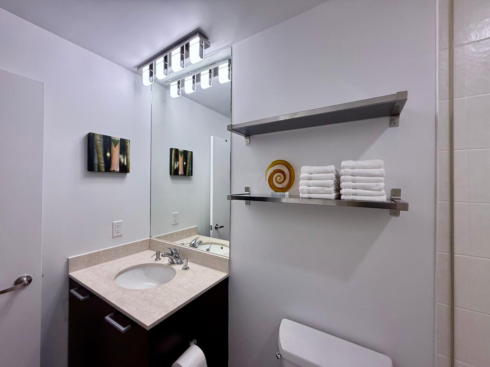 Murano - Bay & College - Fully Equipped Downtown *